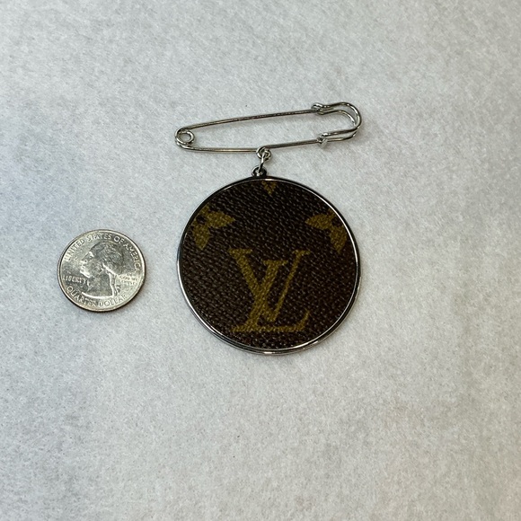 Louis Vuitton Brown Monogram Canvas Pin Brooch Bag Charm - Picture 4 of 5